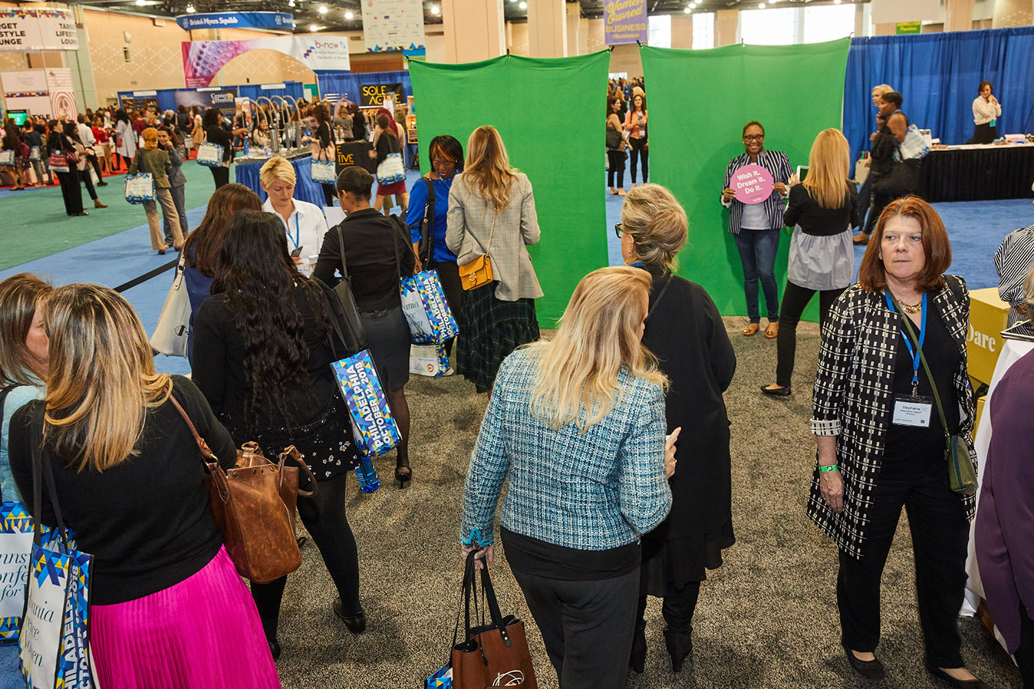Image 7_PA Conference for Women attendees particpate in QVC Group's #dreamdaredo social activation.